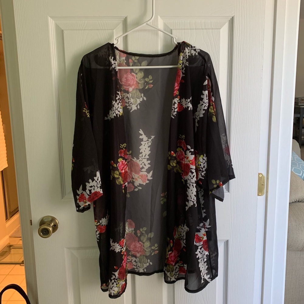 Women’s black/floral kimono